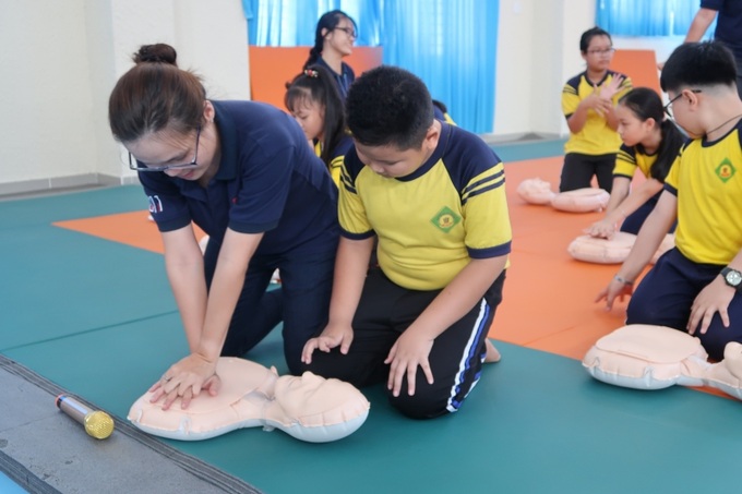 Hướng dẫn học sinh cách sơ cứu tai nạn thương tích. Ảnh minh họa