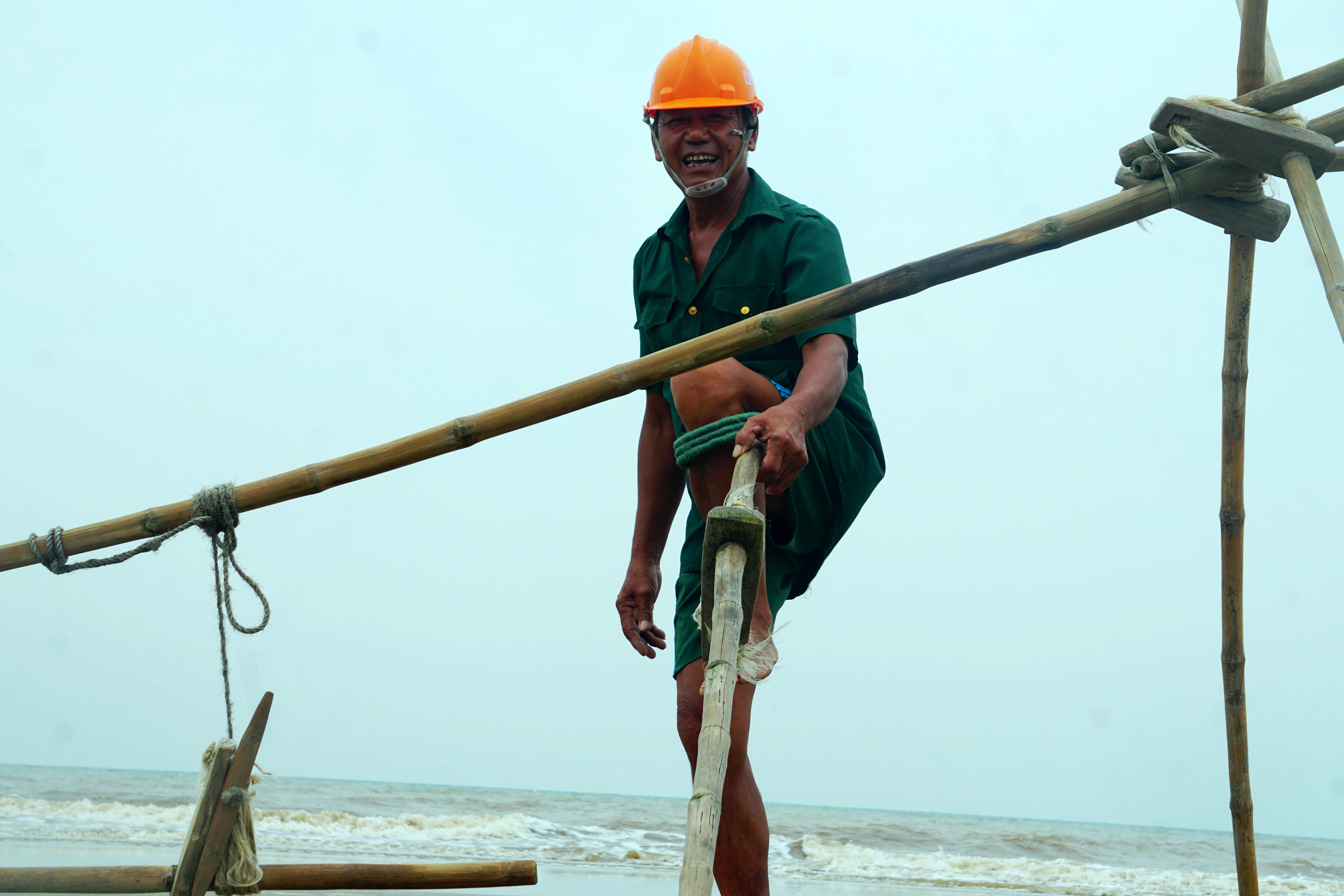 Độc chiêu "nối dài" đôi chân của ngư dân khi mưu sinh