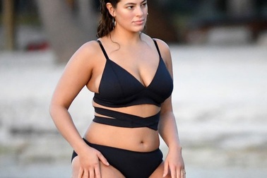 Siêu mẫu ngoại cỡ khoe dáng gợi cảm trên biển