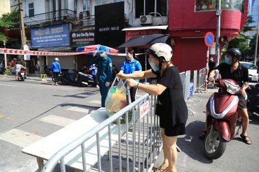 Nhận lương thực, đồ tiếp tế thế nào cho an toàn trong mùa dịch?