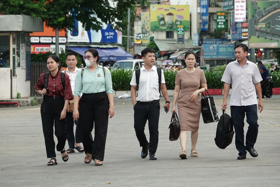 Chuyện cán bộ đi làm xa từ 5h, chỉ gặp vợ con 1 lần/tuần - 1 Chuyện cán bộ đi làm xa từ 5h, chỉ gặp vợ con 1 lần/tuần - 1