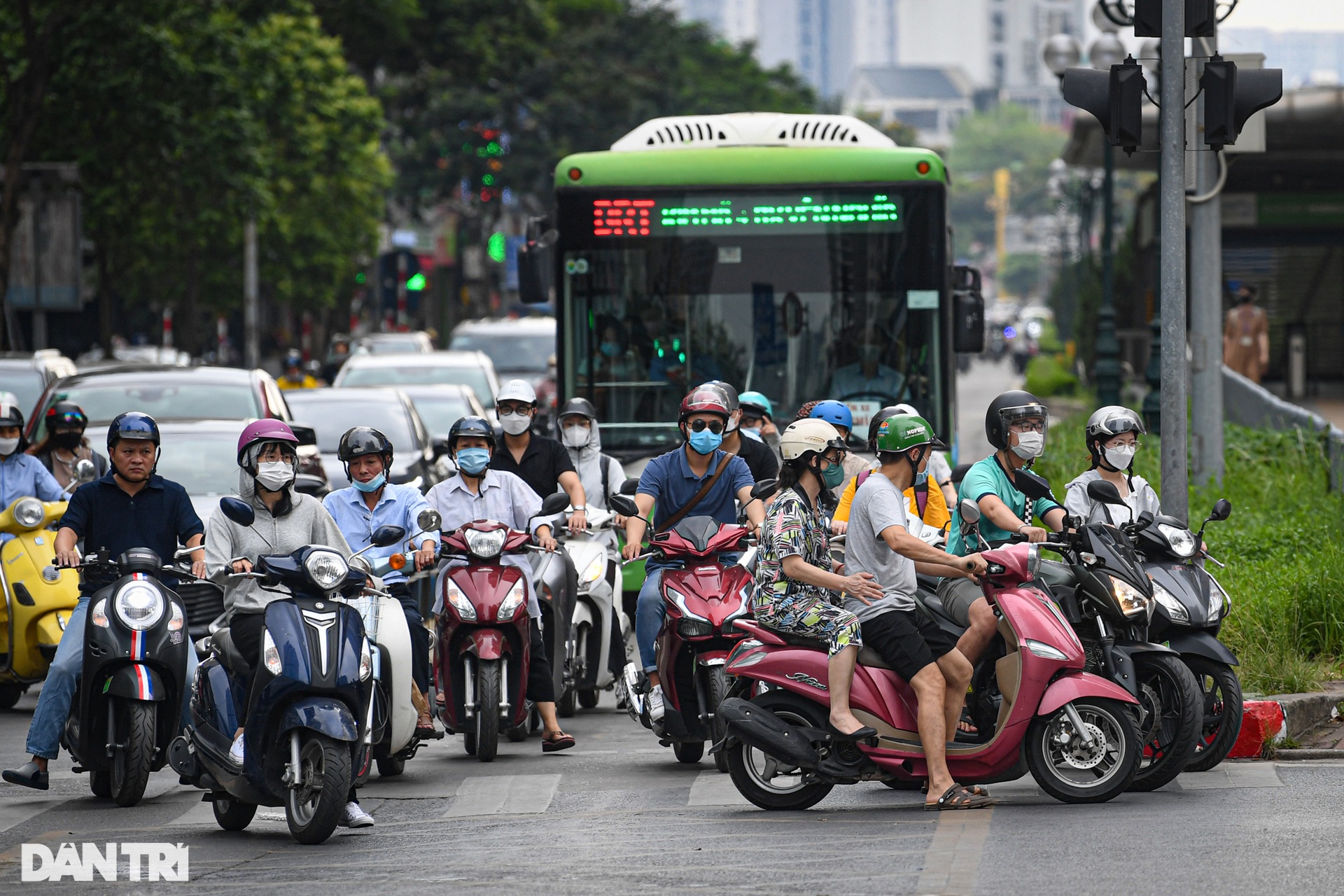 BRT sau 6 năm hoạt động: Đói khách, bị các phương tiện khác chèn ép - 8 BRT sau 6 năm hoạt động: Đói khách, bị các phương tiện khác chèn ép - 8