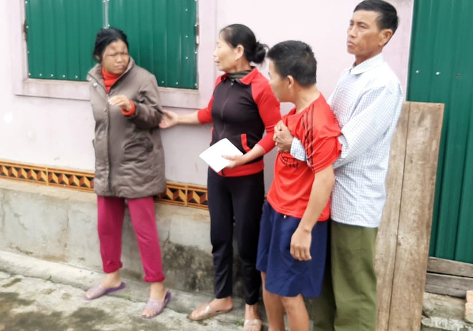 Chị bật khóc khi 2 em ruột khốn cùng được bạn đọc Dân trí dành niềm thương - 3 Chị bật khóc khi 2 em ruột khốn cùng được bạn đọc Dân trí dành niềm thương - 3