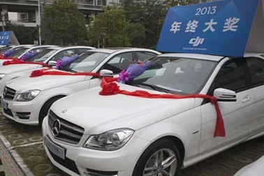 Thưởng Tết bằng vàng thỏi, xe sang