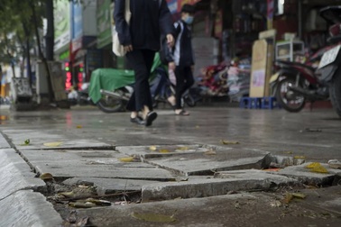 Đá lát vỉa hè Hà Nội "độ bền 70 năm" bong tróc sau 3 năm sử dụng