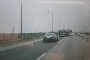 Chạy song song với xe tải kích thước lớn nguy hiểm đến mức nào?