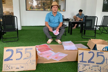 Bày hàng trăm sổ đỏ trên vỉa hè TPHCM, bán đất như... bán rau