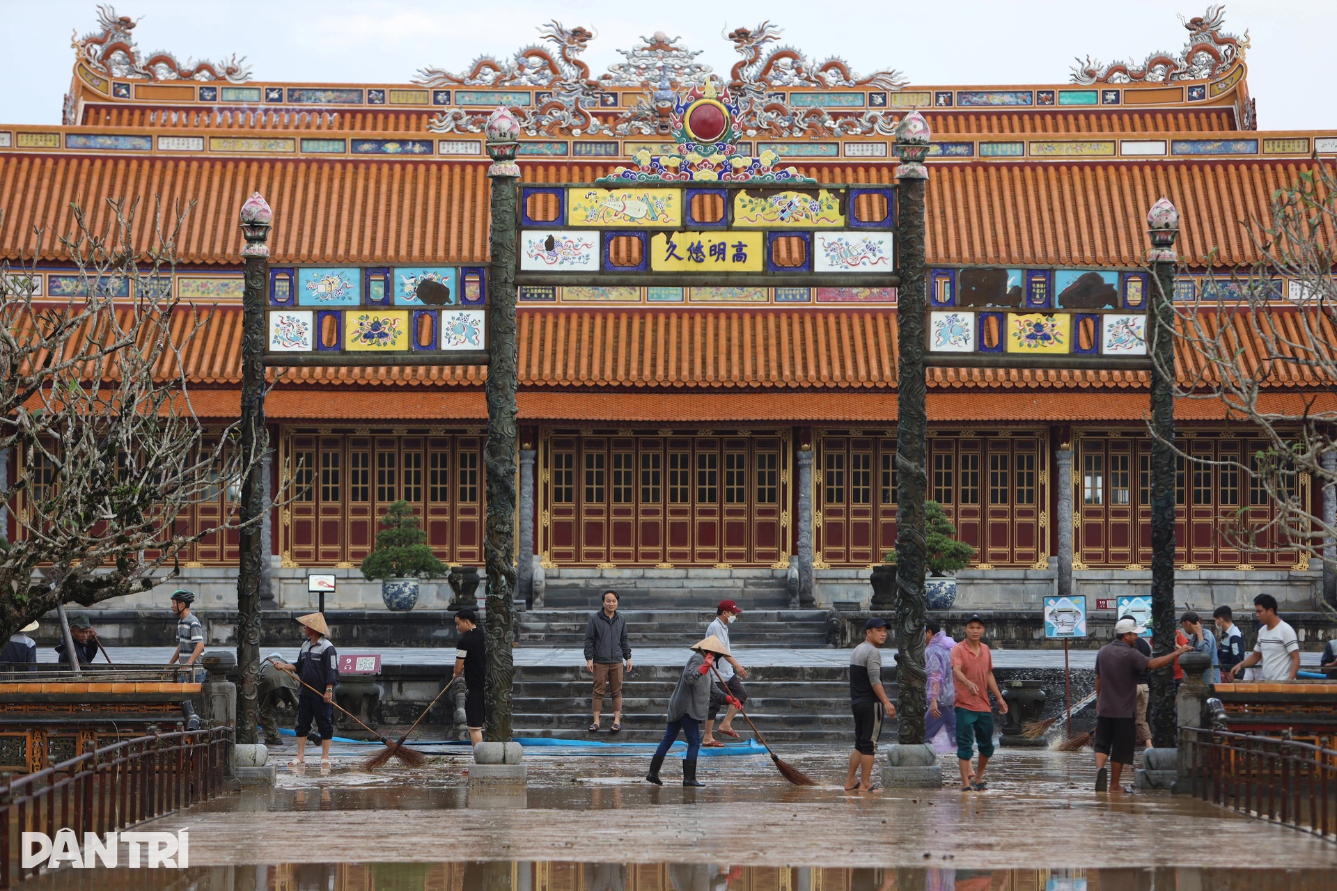 Người dân Huế oằn mình dọn bùn non, rác thải và sửa xe sau lũ - 4 Người dân Huế oằn mình dọn bùn non, rác thải và sửa xe sau lũ - 4