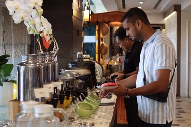 Đầu bếp Việt kể phục vụ bánh cuốn, cà phê cho đoàn khách của tỷ phú Ấn Độ