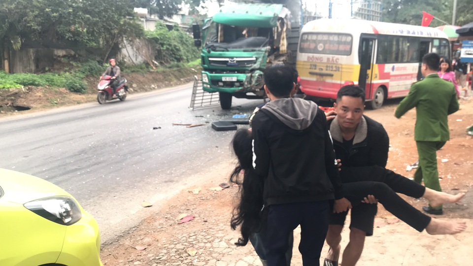 Xe buýt nát bét sau va chạm, nhiều người bị thương - 5 Xe buýt nát bét sau va chạm, nhiều người bị thương - 5