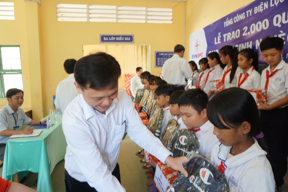 EVN SPC tặng 100 phần quà cho học sinh nghèo hiếu học của tỉnh Trà Vinh - 1 EVN SPC tặng 100 phần quà cho học sinh nghèo hiếu học của tỉnh Trà Vinh - 1