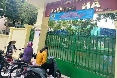 Lớp chính khóa tan từ 15h, không học thêm ai đón được con giờ này?