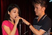 Hằng Bingboong say sưa tập hát cùng bạn bè