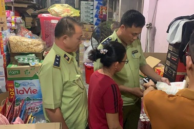 Cuối năm, quản lý thị trường tung quân truy quét từng bao thuốc lá lậu