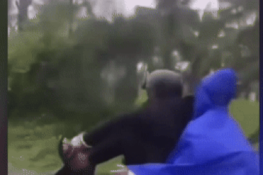 Công an triệu tập 4 thanh niên liên quan clip đi xe máy bằng chân