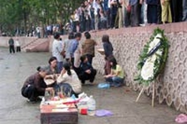 Phát hiện 3 hài nhi bên hồ Giảng Võ 