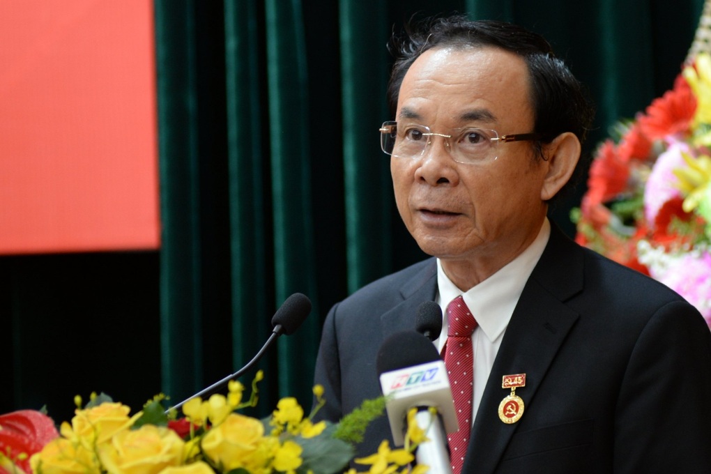 Chủ tịch nước trao Huy hiệu 45 năm tuổi Đảng cho Bí thư Thành ủy TPHCM - 3 Chủ tịch nước trao Huy hiệu 45 năm tuổi Đảng cho Bí thư Thành ủy TPHCM - 3