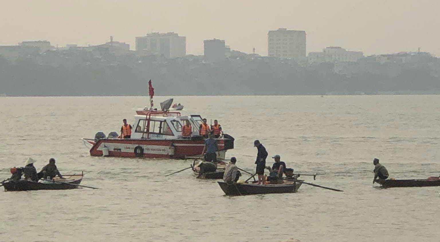 Nhóm học sinh ở Hà Nội rủ nhau ra tắm sông Hồng, 2 người tử vong - 1