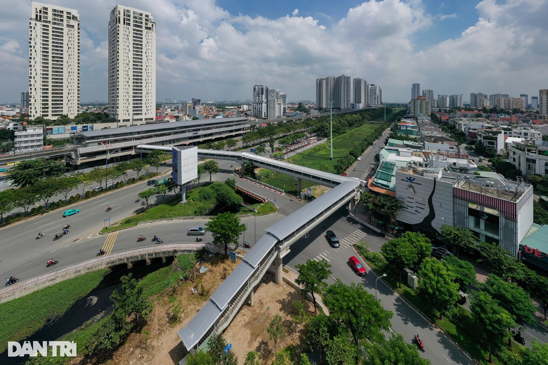 View - Diện mạo 9 cầu đi bộ kết nối nhà ga Metro số 1 vừa hoàn thành | Báo Dân trí