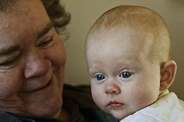 Trông cháu cả ngày, bà dễ bị trầm cảm!