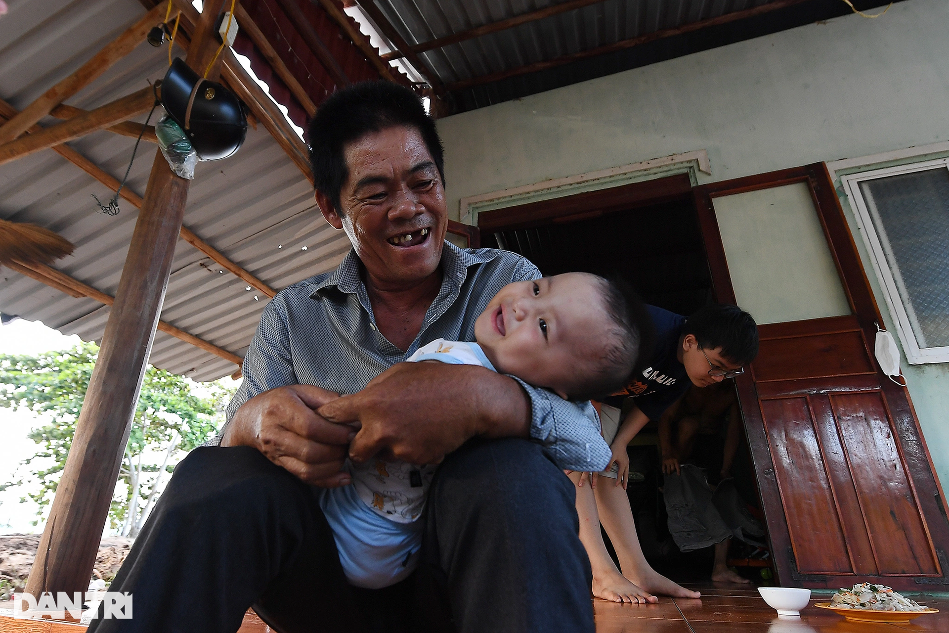 Hơn 30 năm sống ẩn dật bán mặt cho biển của người cựu binh một chân - 16 Hơn 30 năm sống ẩn dật bán mặt cho biển của người cựu binh một chân - 16