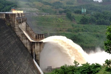 Mưa lớn, nhiều thủy điện cùng xả lũ