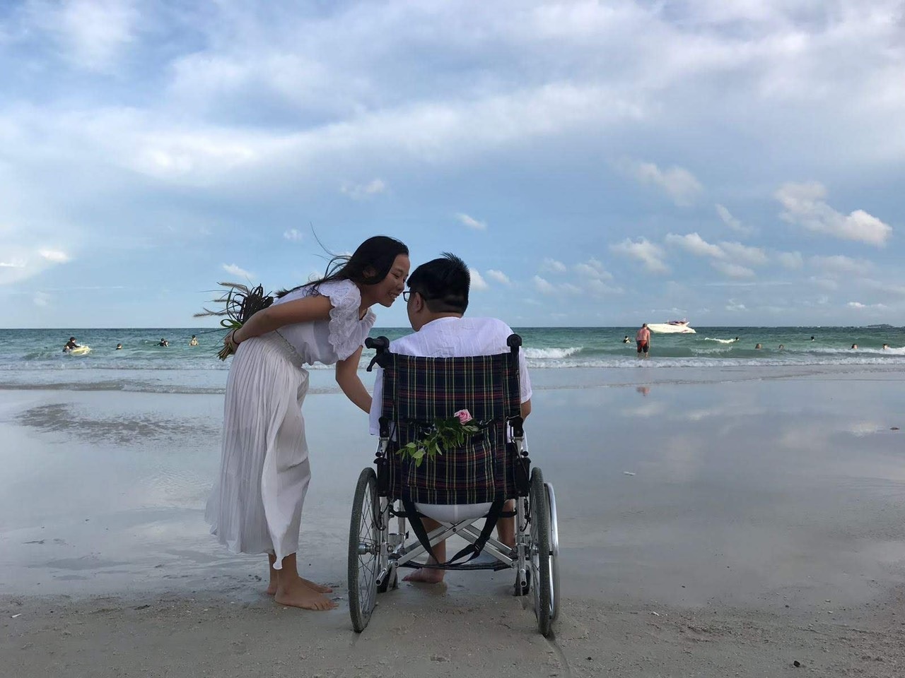 Chuyện tình xúc động cô gái miền Nam quyết ra Bắc vì chàng trai ngồi xe lăn - 11 Chuyện tình xúc động cô gái miền Nam quyết ra Bắc vì chàng trai ngồi xe lăn - 11