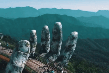 Cầu bàn tay khổng lồ vừa khai trương ở Trung Quốc trông giống cầu Vàng Việt Nam