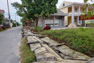 Hơn 30m hàng rào trường cấp 2 bất ngờ đổ sập