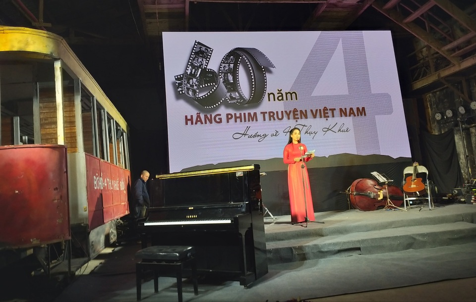 Nhiều nghệ sĩ bật khóc trong lễ kỷ niệm 60 năm Hãng phim truyện Việt Nam - 4 Nhiều nghệ sĩ bật khóc trong lễ kỷ niệm 60 năm Hãng phim truyện Việt Nam - 4
