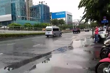 Đoàn xe đưa linh cữu qua đường Trường Sơn