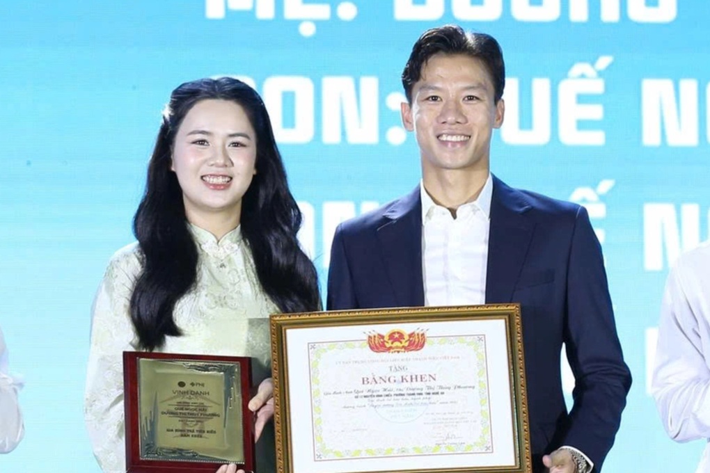 Fotballspilleren Que Ngoc Hai og kona hans ble hedret som Happy Young Family - 1 Vợ chồng cầu thủ Quế Ngọc Hải được tuyên dương Gia đình trẻ hạnh phúc - 1