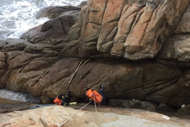 Phát hiện thi thể mắc kẹt dưới khe đá tại biển Sầm Sơn