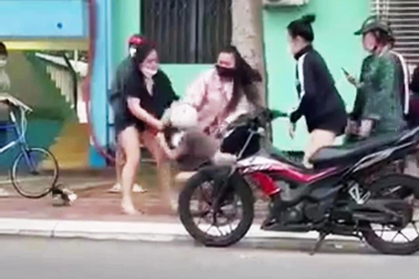 Nữ sinh lớp 10 bị bao vây đánh đập giữa đường ở TP Vũng Tàu