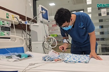 Bé 3 tháng tuổi nguy kịch vì sốc nhiễm khuẩn, cha mẹ nghèo bất lực cầu cứu