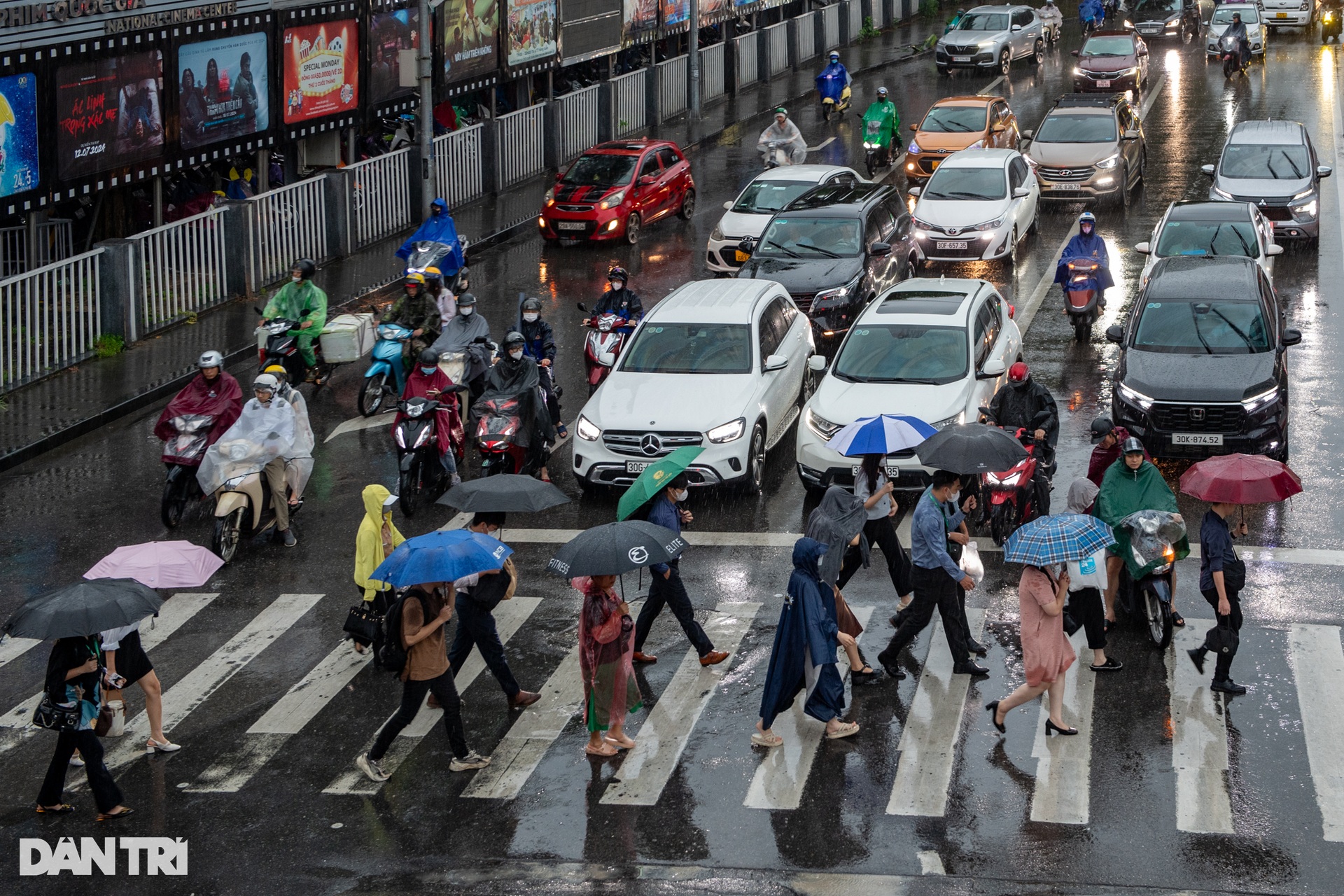 Trời Hà Nội tối sầm do ảnh hưởng mưa bão, xe cộ phải bật đèn giữa ban ngày - 4