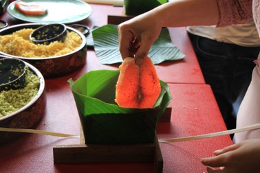 Cận cảnh quy trình làm bánh chưng nhân cá hồi