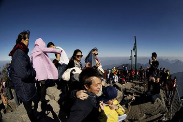 Đua nhau lên đỉnh Phan Si Păng trong ngày Lễ tình yêu