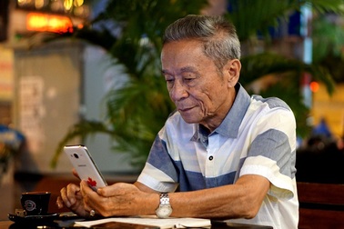 Người đàn ông uống cà phê cùng Thủ tướng Canada bên vỉa hè Sài Gòn