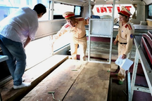 Phát hiện xe khách vận chuyển gỗ lậu