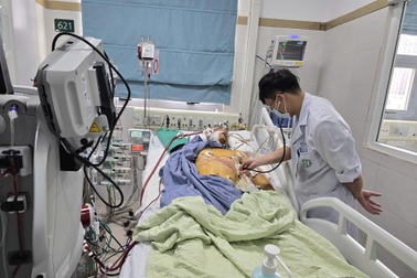 Bệnh nhân vụ lũ quét thôn Làng Nủ: Hút ra nhiều sỏi đá, bùn đất từ phế quản