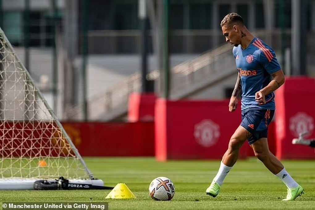 Antony tập buổi đầu tiên cùng Man Utd trước thềm đại chiến với Arsenal - 2 Antony tập buổi đầu tiên cùng Man Utd trước thềm đại chiến với Arsenal - 2