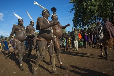 Kỳ quặc bộ tộc chỉ tôn người bụng to làm anh hùng