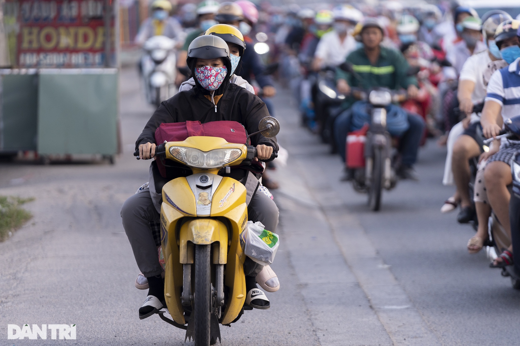 Người dân trở lại Sài Gòn sớm, giao thông cửa ngõ ùn tắc, hỗn loạn - 19 Người dân trở lại Sài Gòn sớm, giao thông cửa ngõ ùn tắc, hỗn loạn - 19