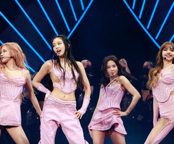 Trang phục biểu diễn của Blackpink bị chê siêu ngắn, quá gợi cảm - 5 Trang phục biểu diễn của Blackpink bị chê siêu ngắn, quá gợi cảm - 5