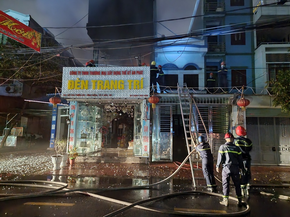 Cháy lớn cửa hàng đèn trang trí ở Hải Phòng | Báo Dân trí