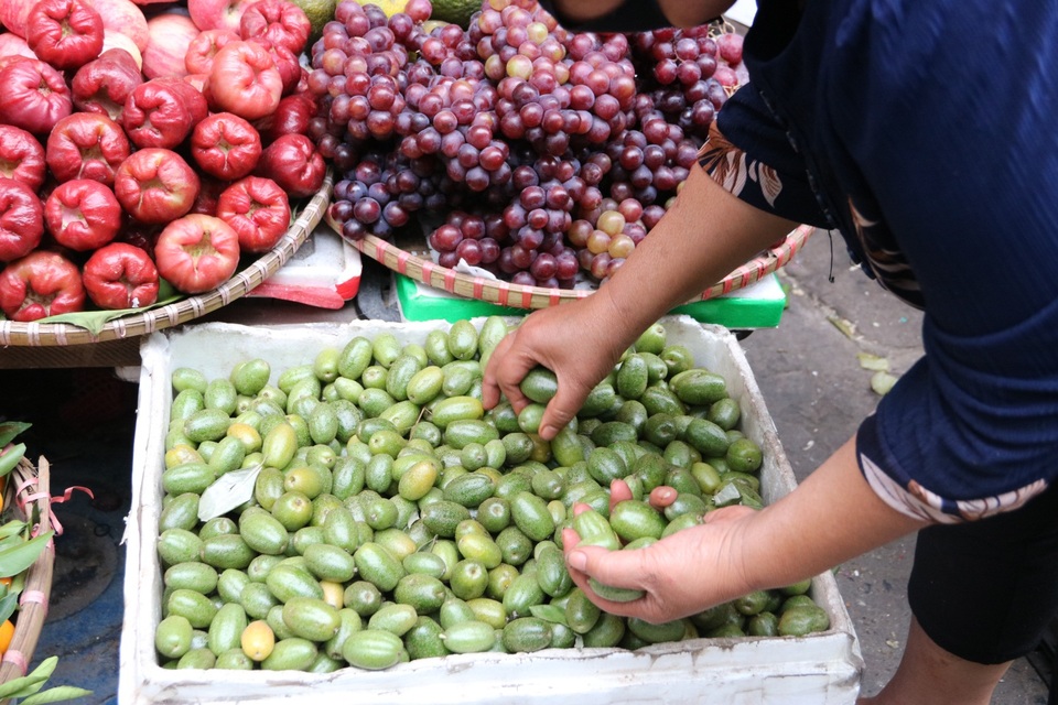 Nhót xanh non đầu mùa hạ nhiệt vì Covid-19 chỉ còn… 60.000 đồng/kg - 3 Nhót xanh non đầu mùa hạ nhiệt vì Covid-19 chỉ còn… 60.000 đồng/kg - 3