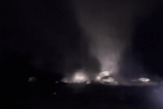 Lốc xoáy trong đêm phá hỏng nhiều ngôi nhà, ao nuôi tôm ở Cà Mau