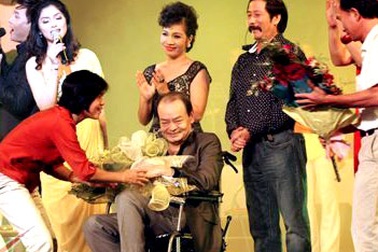 “Nhìn Thanh Tùng chật vật ngồi xe lăn mà ứa nước mắt”