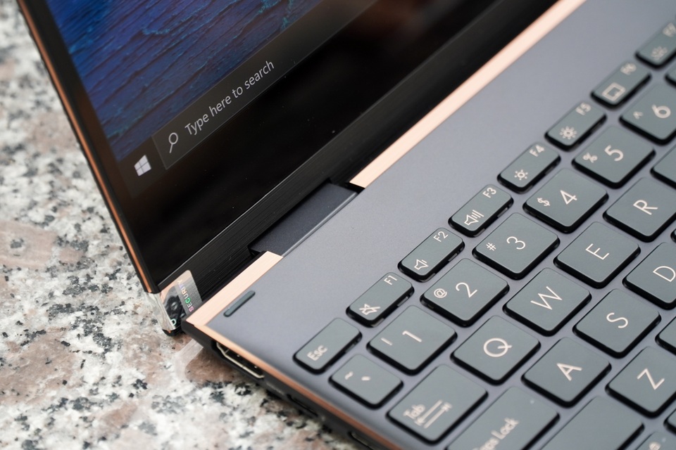 Cận cảnh Zenbook Flip S: màn hình cảm ứng, xoay gập 360 độ - 4 Cận cảnh Zenbook Flip S: màn hình cảm ứng, xoay gập 360 độ - 4